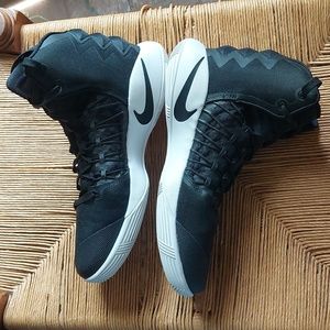 Nike Hyperdunk Womans 10.5 (Mens Size 9)